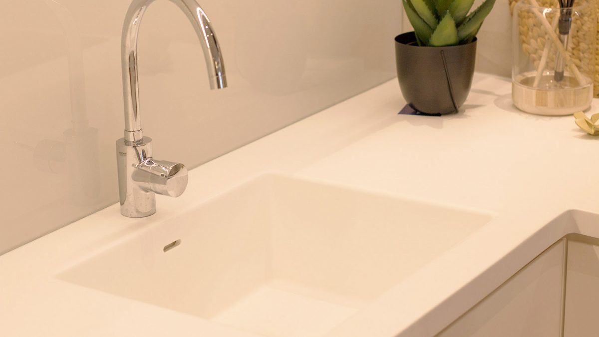 Kako <b>očistiti</b> sudoperu i radnu ploču od <b>Kerrocka</b>