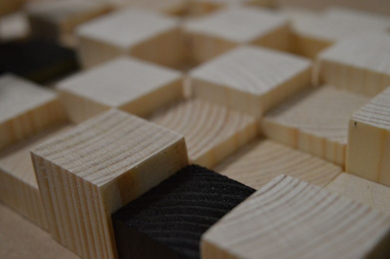 Deo procesa – bojenje pojedinačnih ručno obrađenih drvenih delova; Foto: Tessera