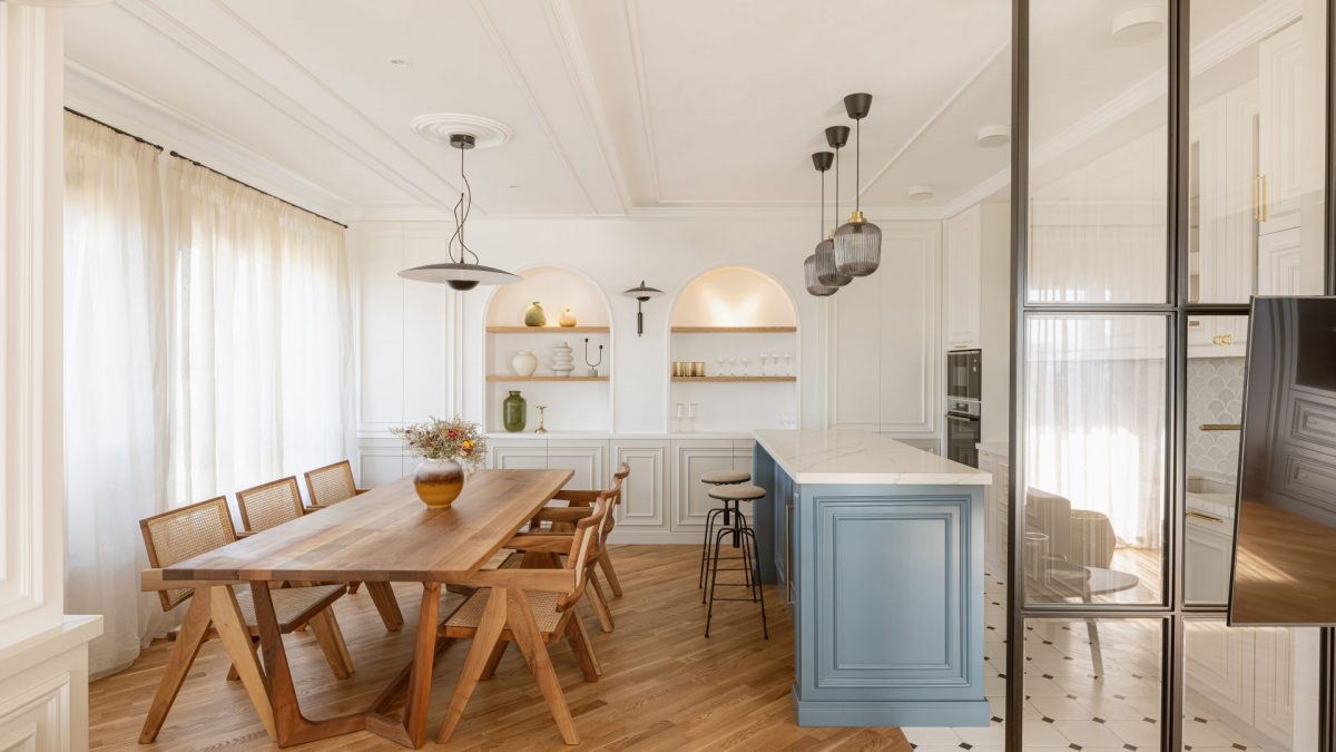 <b>Eklektičan enterijer u Kragujevcu</b> sa golubije plavim akcentima i safari sobom