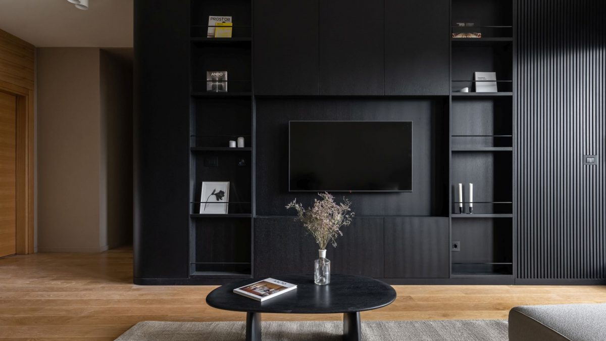 <b>Crna kocka od prirodnog hrasta</b> dominira ovim stanom na Vračaru