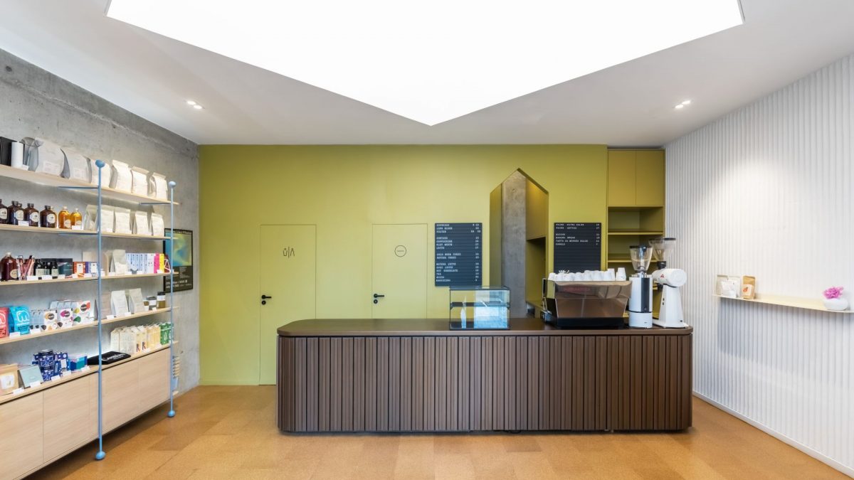 Minimalizam sa dušom: Kafić u Temišvaru koji mami enterijerom