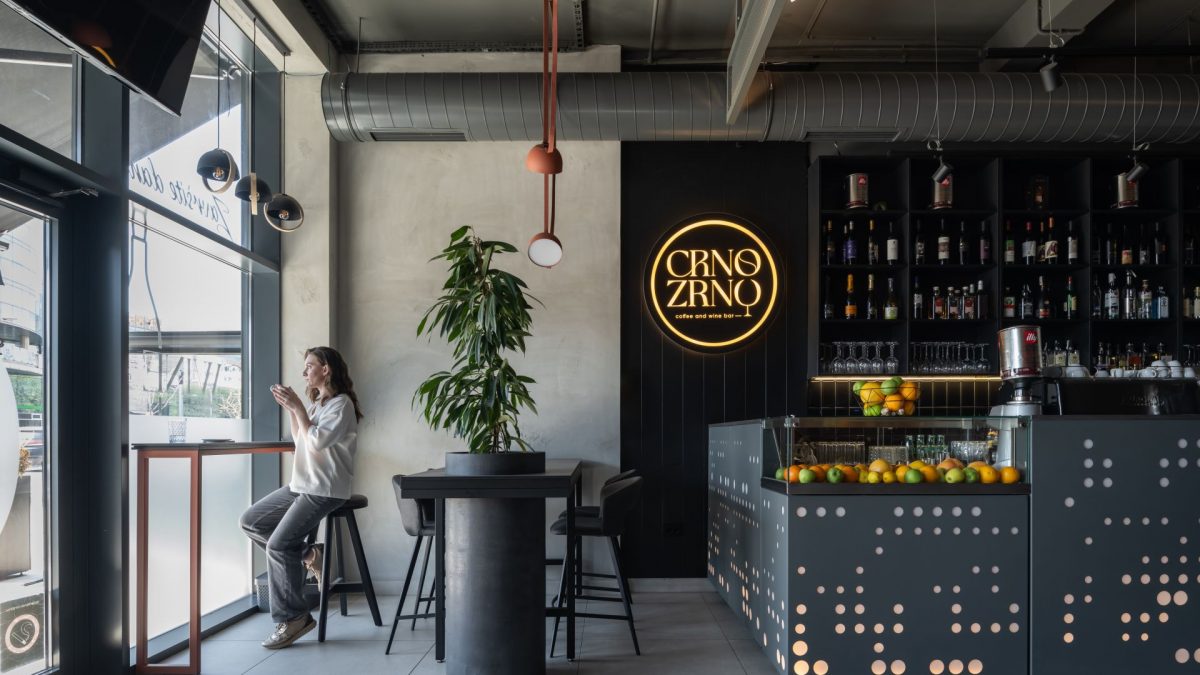 Crno Zrno u Novom Sadu: Enterijer u kojem boje vina i kafe diktiraju atmosferu