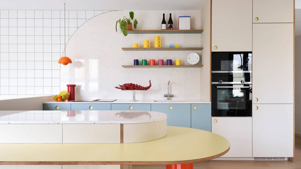 Ovaj šareni stan u Barseloni tera nas da zaboravimo na minimalizam