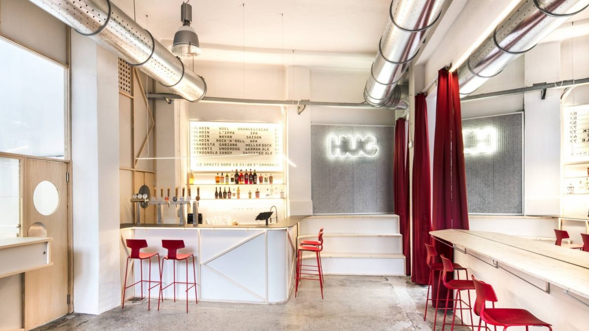 Ovaj bistro u Milanu nosi ime po zagrljaju, a crveni detalji asociraju na strast