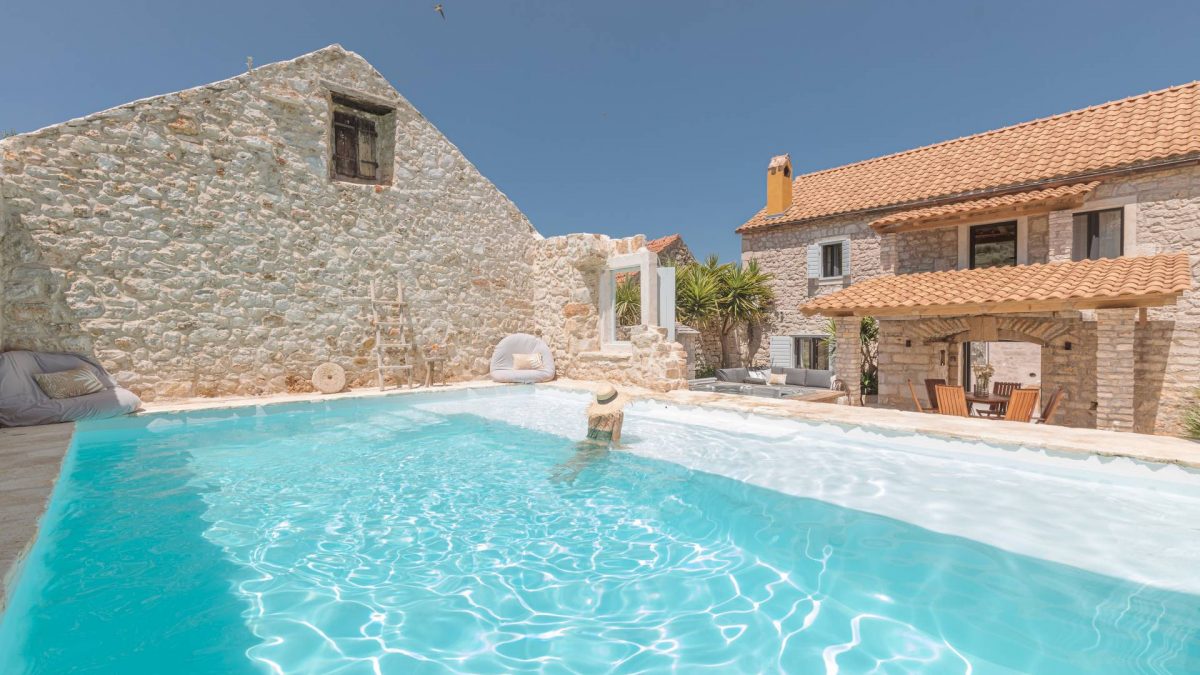 Kamen, bazen, maslina i mir: Ova kuća na Hvaru kao da je deo filmske scenografije