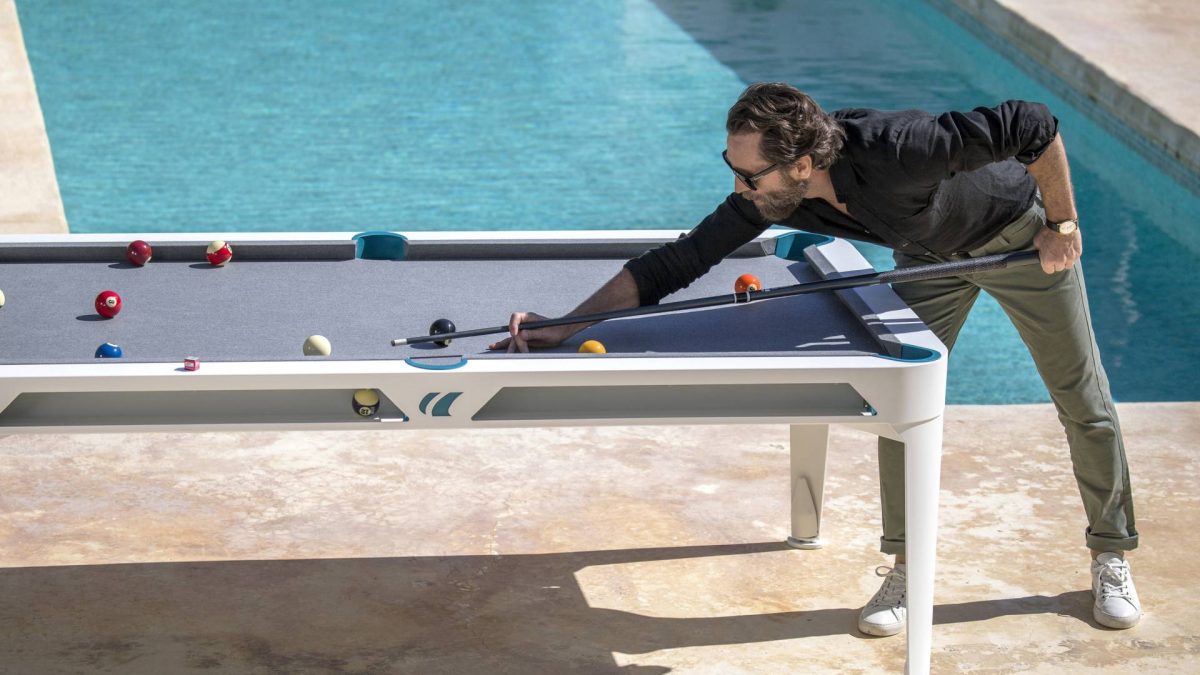Ovaj „outdoor“ sto transformiše se iz trpezarijskog u bilijarski brže od nameštanja kugli
