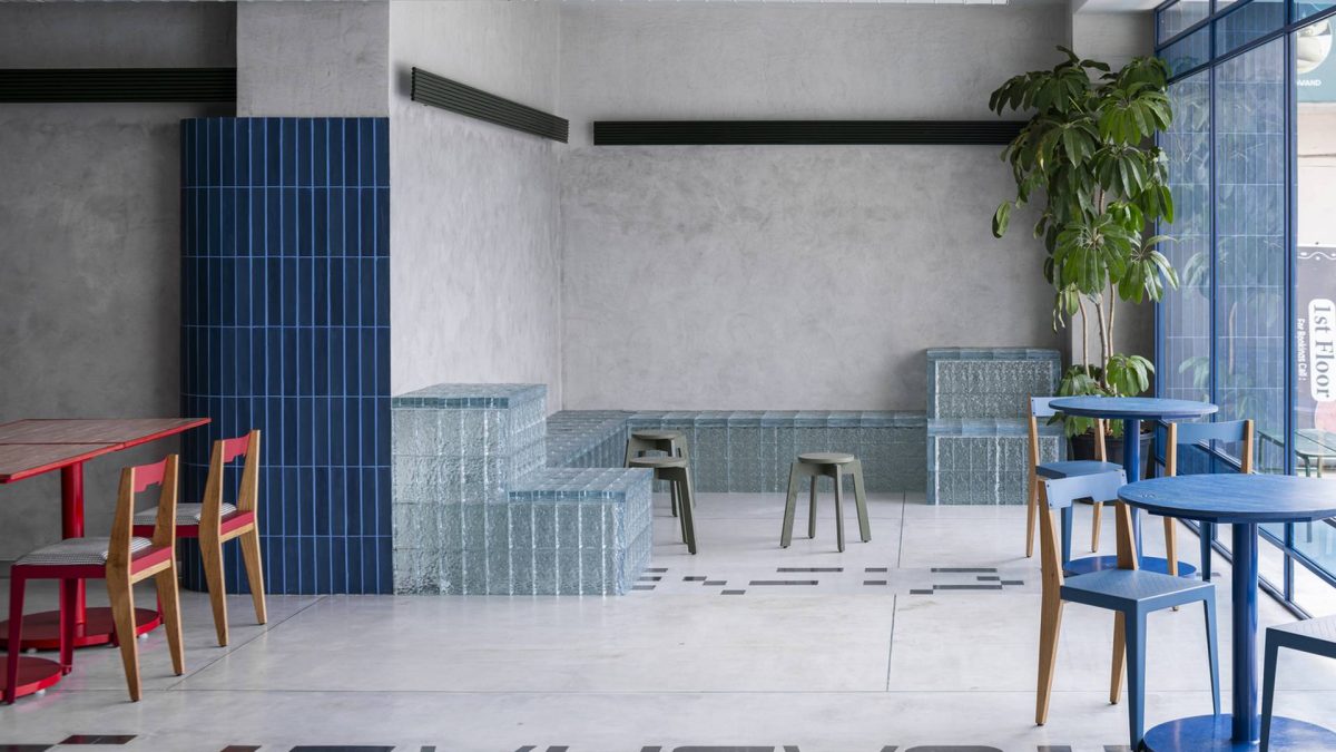Ova kafeterija na više od 300 kvadrata osvojila nas je neobičnim mestima za sedenje