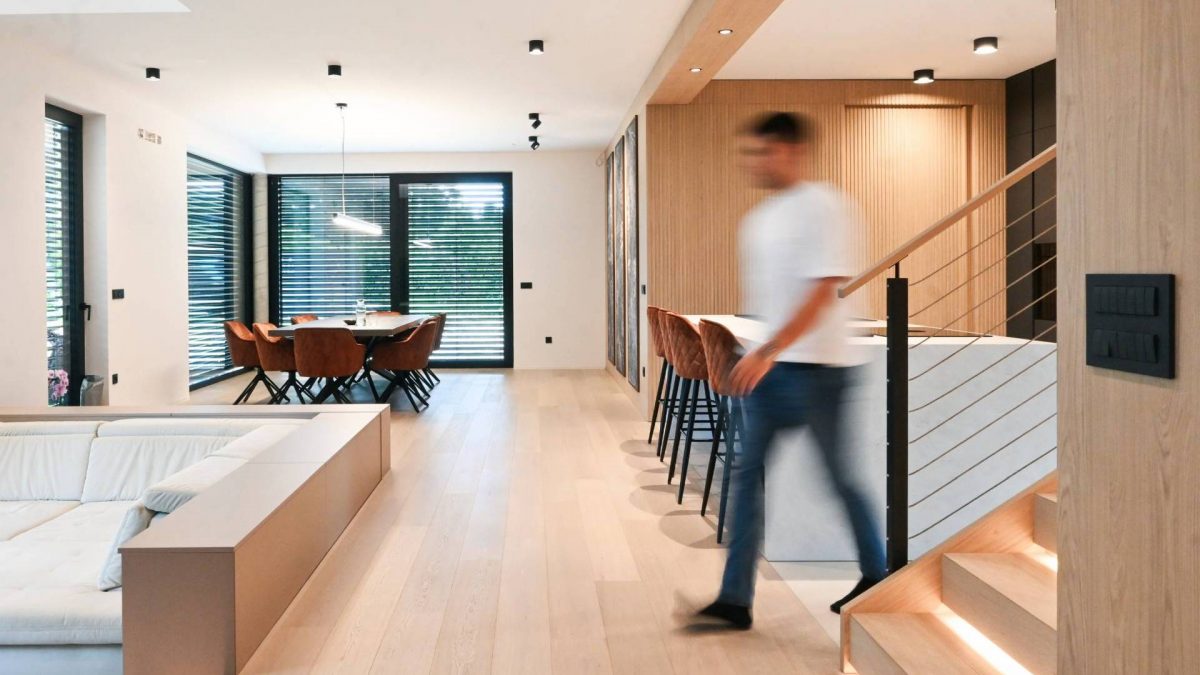 Ova kuća u Sloveniji izgleda uredno zahvaljujući skrivenim sistemima za odlaganje