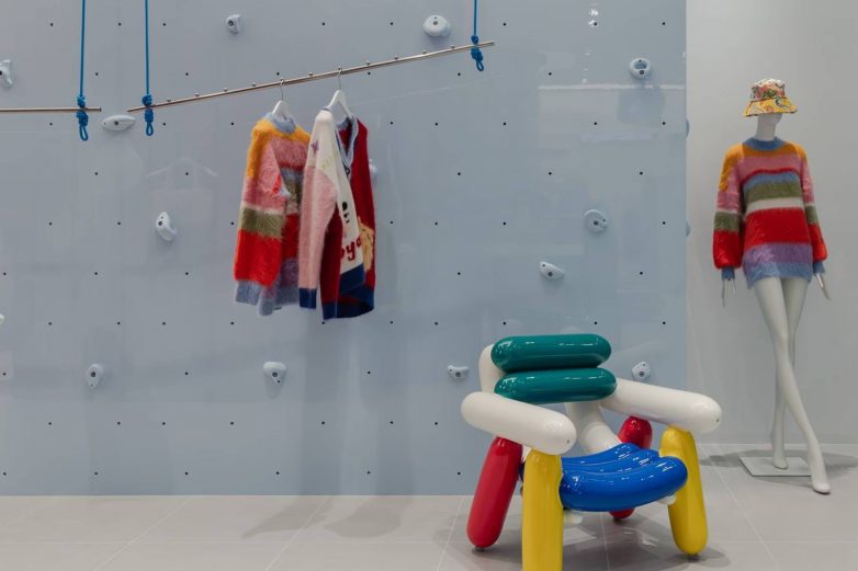 Kada većina prodavnica igra na sigurno, jedan butik u Kuala Lumpuru odlučio je da krene potpuno suprotnom trasom | Foto: DualSpace Studio