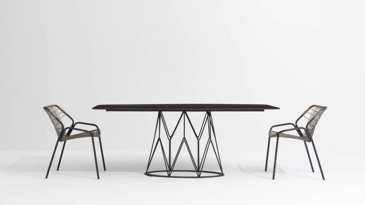 Garda donosi umetnost na Sajam nameštaja: Ručno oslikani sto i nova fotelja