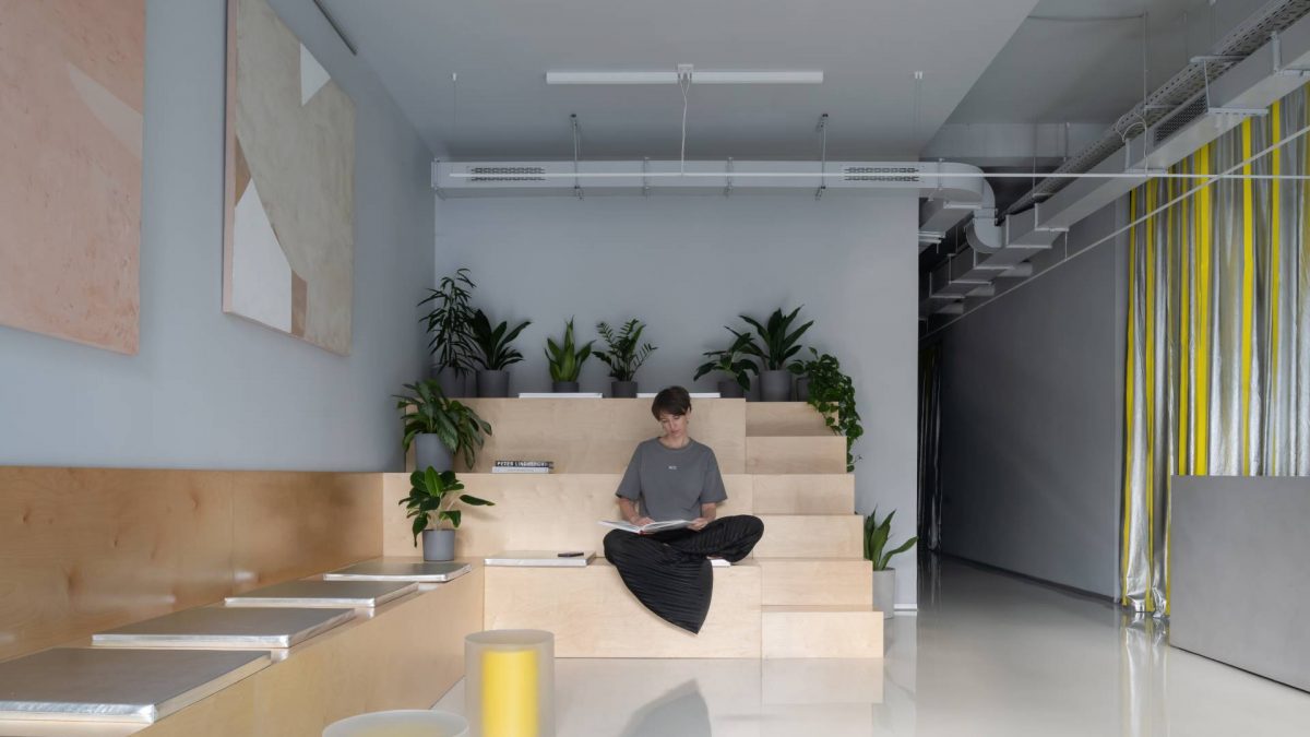 Amfiteatar i jarkožuti detalji su lična karta ovog studija za vežbanje u Beogradu