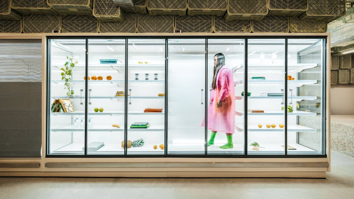 Ovde originalnost nije na akciji: Zavirite u supermarket čiji je plafon obložen plastičnim gajbama