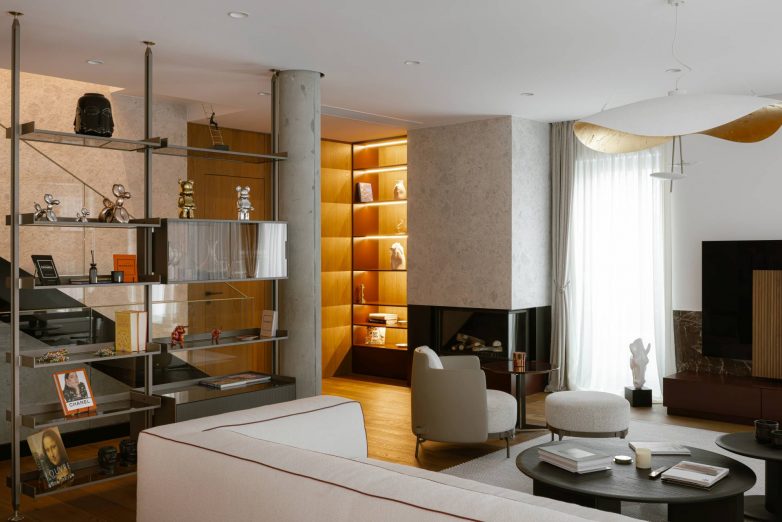 Dnevna zona luksuznog stana u Beogradu sa kaminom, ugradnom bibliotekom, dizajnerskom policom i toplom ambijentalnom rasvetom