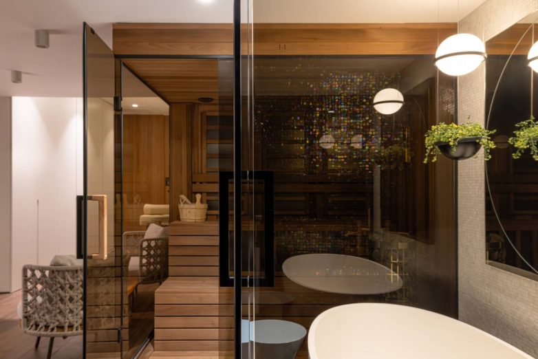 Privatni spa prostor u luksuznom stanu u Beogradu sa saunom, kadom, staklenim pregradama i drvenim oblogama