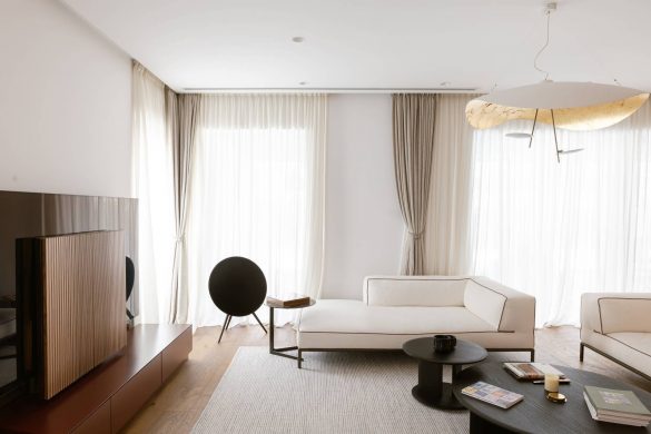 Dnevna zona luksuznog stana u Beogradu sa svetlom sofom, minimalističkim nameštajem i velikim prozorima, projekat INKA studio