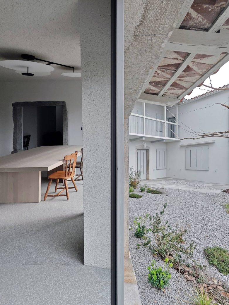 Enterijer kuće u Sloveniji povezan sa borjačem i spoljašnjim dvorištem