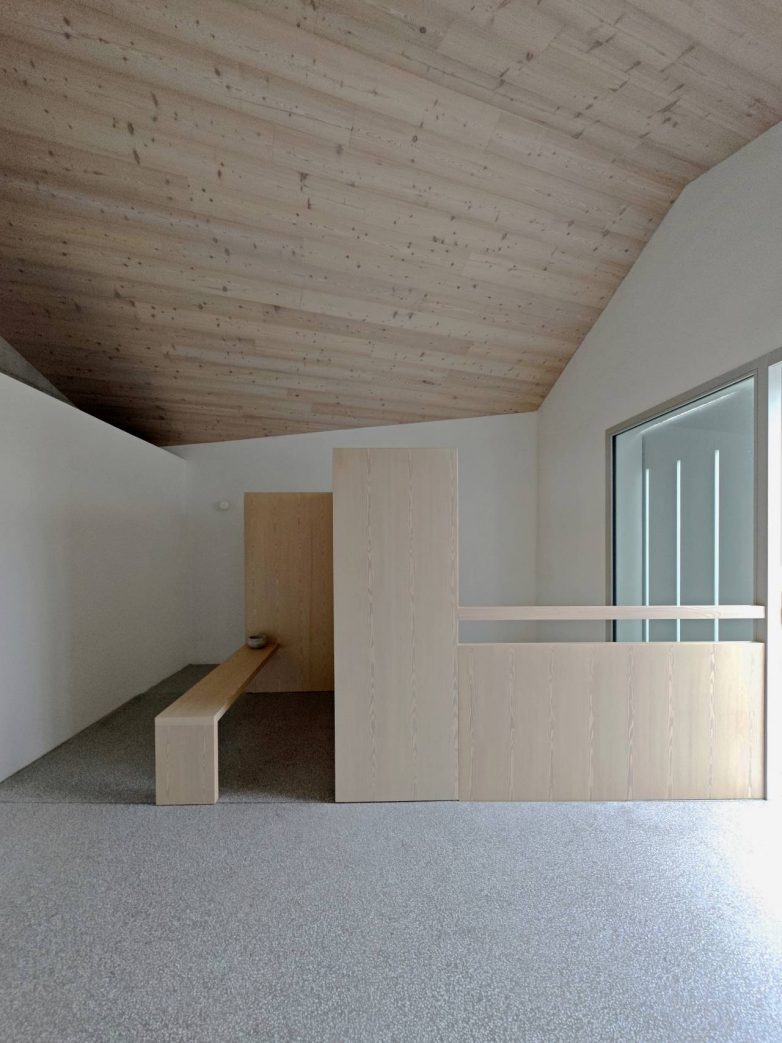 Galerijski prostor u kući u Sloveniji sa drvenim oblogama i kosim plafonom