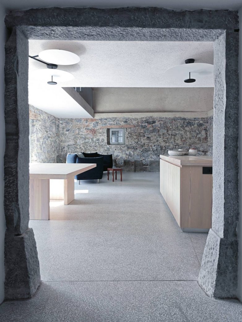 Pogled na enterijer kuće u Sloveniji kroz kameni otvor