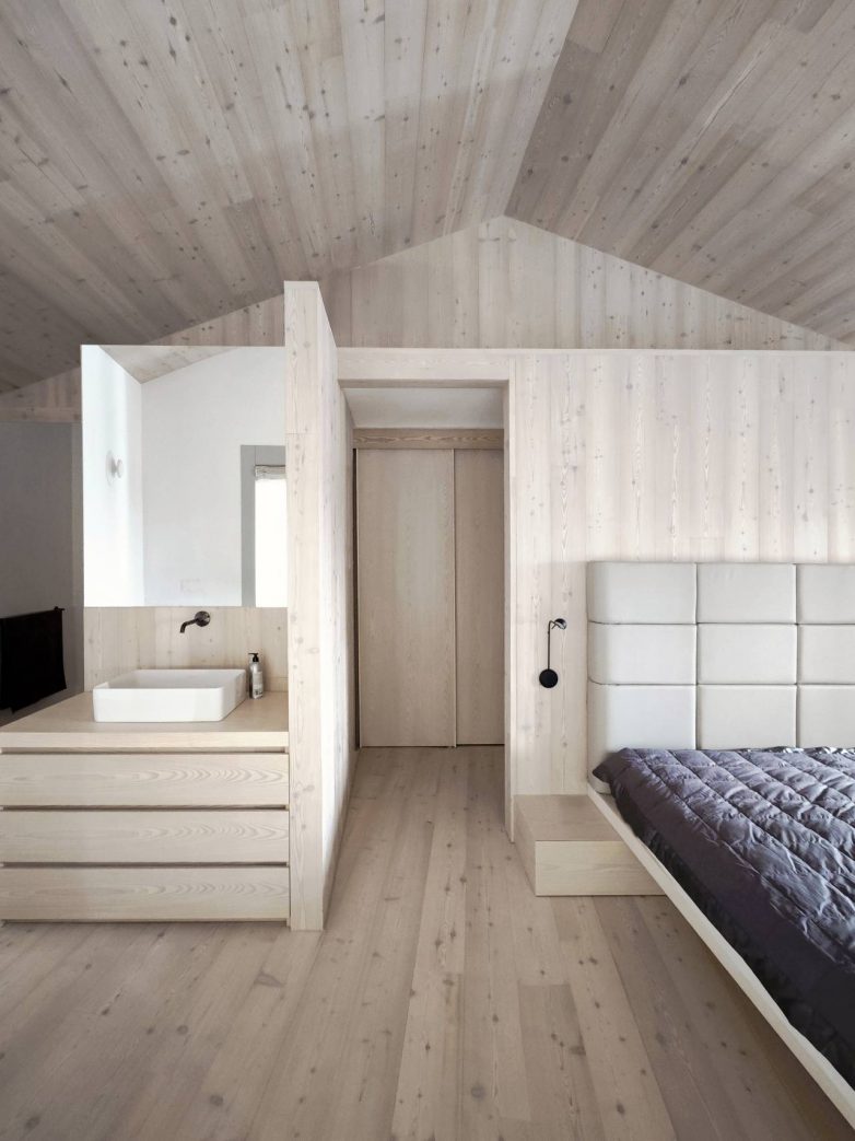 Spavaća soba u kući u Sloveniji sa drvenim oblogama i integrisanim nameštajem