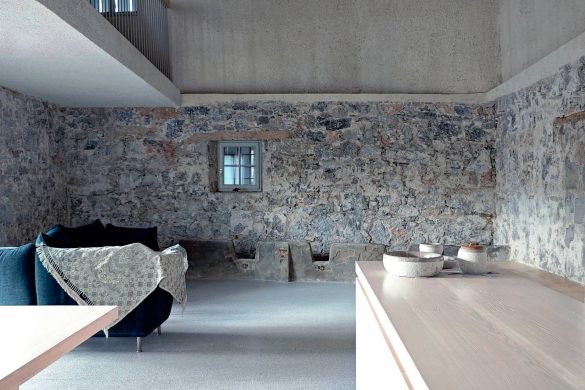 Enterijer kuće u Sloveniji sa očuvanim kamenim zidovima i savremenim nameštajem