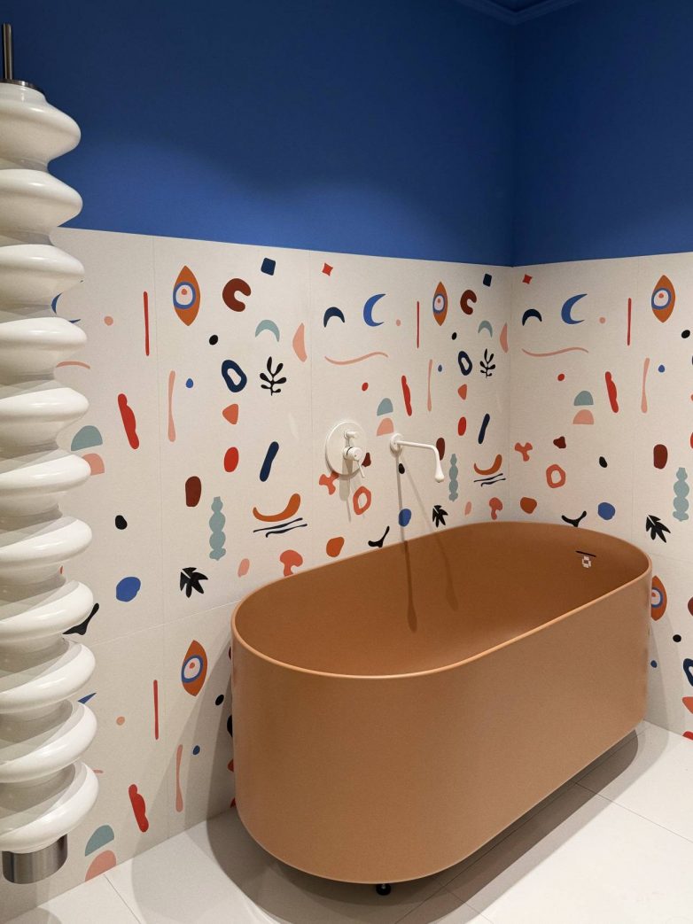 Samostojeća kada u dečjem kupatilu sa ilustrativnim pločicama i plavim plafonom