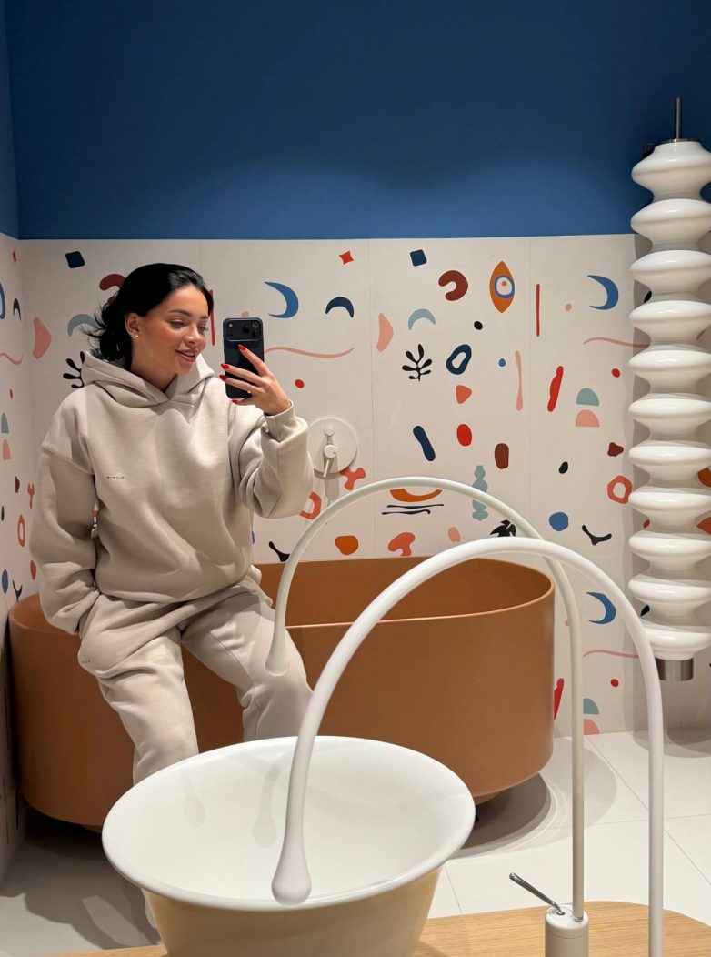 Dečje kupatilo sa samostojećom kadom, razigranim zidnim ilustracijama i plavim detaljima