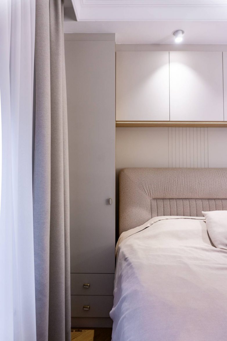 Spavaća soba u porodičnom stanu u Beogradu sa nameštajem po meri, neutralnim tonovima i integrisanom rasvetom, enterijer Danijele Mišković