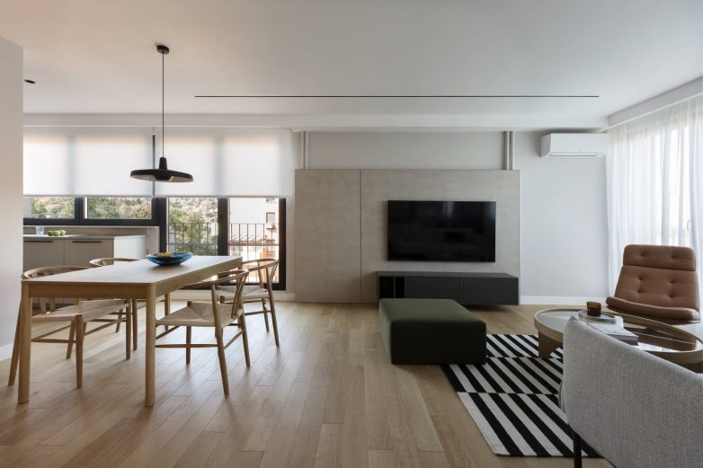 TV zid obložen tapetama u teksturi lana u savremenom enterijeru stana u Beogradu