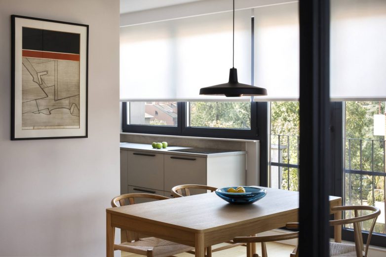 Trpezarija u "open space" stanu u Beogradu sa tapetama u teksturi lana i prirodnim svetlom