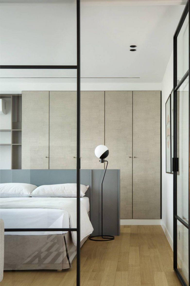 Garderoberi obloženi tapetama u teksturi lana u spavaćoj sobi stana u Beogradu
