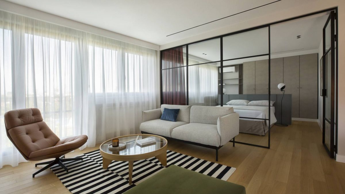 Stan u Beogradu sa staklenom pregradom kao glavnim motivom