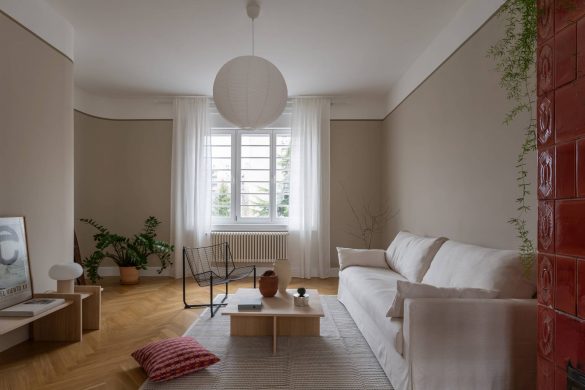 Dnevna soba salonskog stana u Gospodar Jovanovoj ulici sa očuvanom kaljevom peći i savremenim nameštajem, projekat Focal One