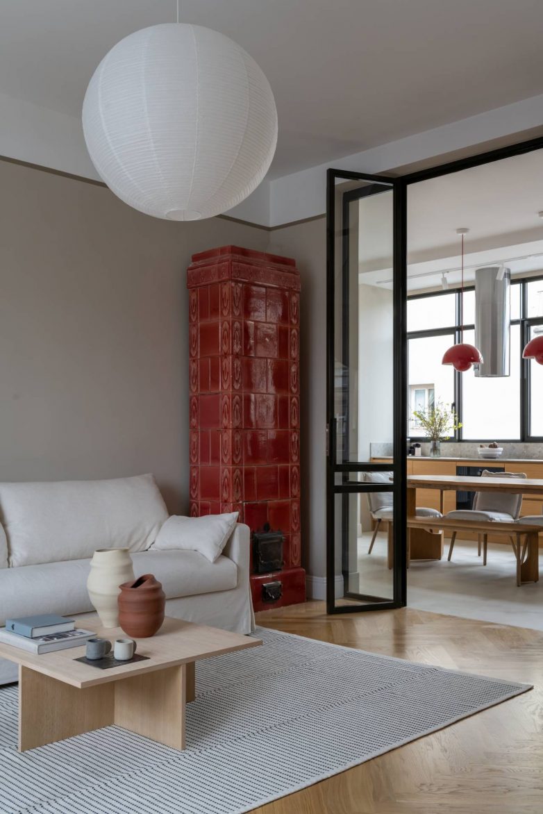 Dnevna soba salonskog stana u Gospodar Jovanovoj sa originalnom crvenom kaljevom peći i staklenim vratima ka trpezariji, projekat Focal One