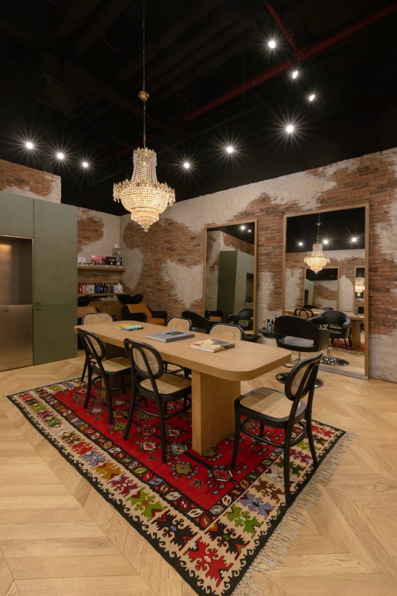 Osvetljenje frizerskog salona Hair Loft u Beogradu sa šinskom rasvetom i lusterom