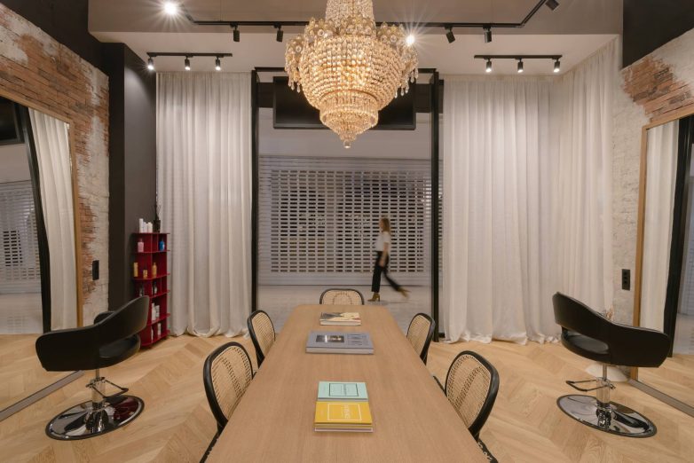 Centralni prostor frizerskog salona Hair Loft u Beogradu sa kristalnim lusterom