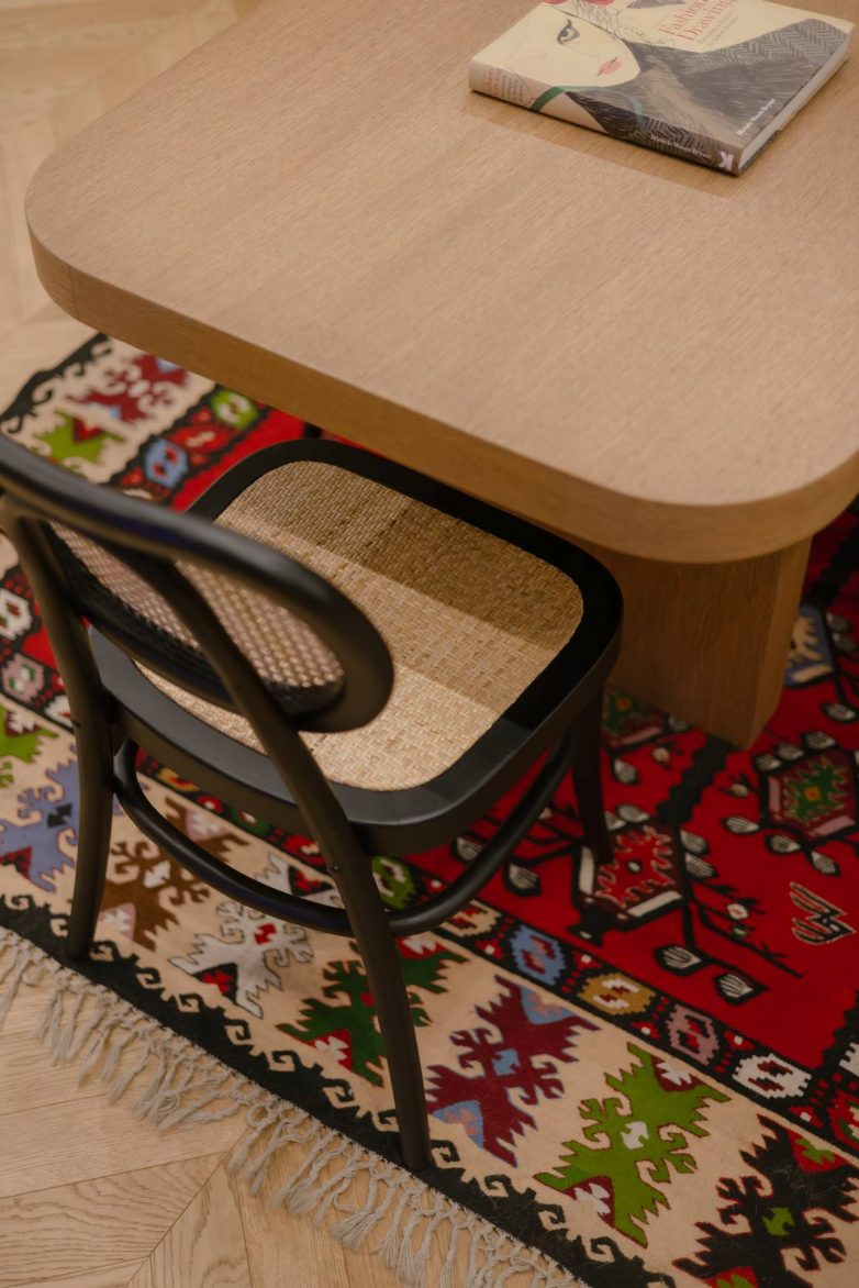 Drveni sto i etno tepih u enterijeru frizerskog salona Hair Loft u Beogradu