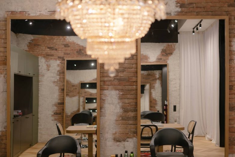 Zid od opeke sa efektom starosti u frizerskom salonu Hair Loft u Beogradu