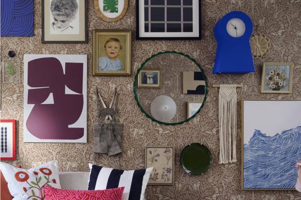 Kružno zidno ogledalo uklopljeno u galerijski zid sa slikama i dekoracijom u dnevnoj sobi