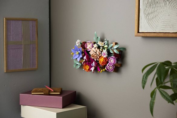 LEGO Botanicals Flower Wall postavljen kao zidna cvetna dekoracija u savremenom enterijeru