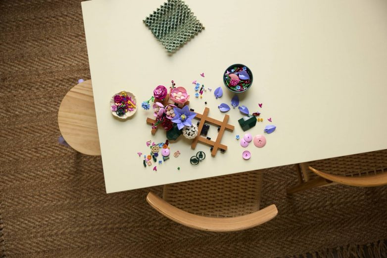 Detalji LEGO Botanicals Flower Wall seta tokom slaganja na radnoj površini