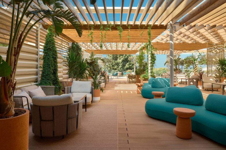 Terasa Mint Bara u hotelu Radisson Blu Split sa drvenim lamelama i "lounge" nameštajem
