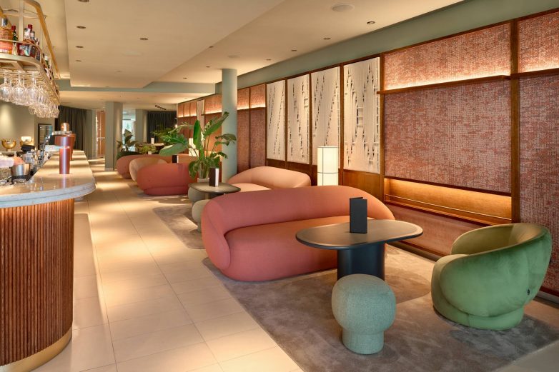 "Lounge" zona Mint Bara u hotelu Radisson Blu Split sa sofama i umetničkim zidnim panelima