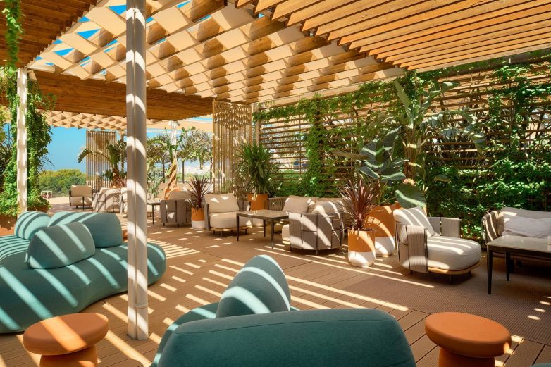 "Lounge" terasa Mint Bara u hotelu Radisson Blu Split sa pergolom i zelenilom