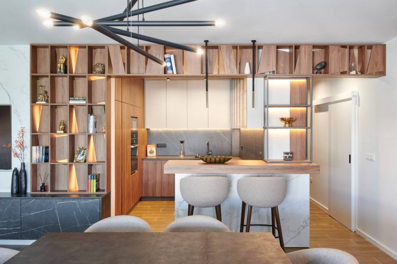Kuhinja sa šankom u stanu u Zrenjaninu sa drvenim romboidnim entarzijama i integrisanim osvetljenjem