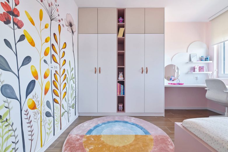 Dečja soba u stanu u Zrenjaninu sa muralom, pastelnih tonova i nameštajem po meri