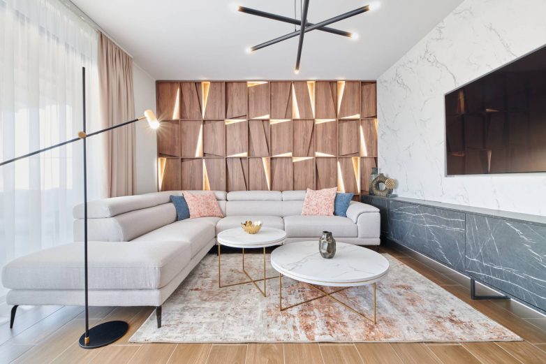 Dnevni boravak stana u Zrenjaninu sa romboidnim drvenim entarzijama i integrisanim osvetljenjem