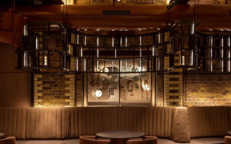 Industrijski artefakti iz stare kotlarnice izloženi u Artists’ Baru ispod Royal Albert Hall-a