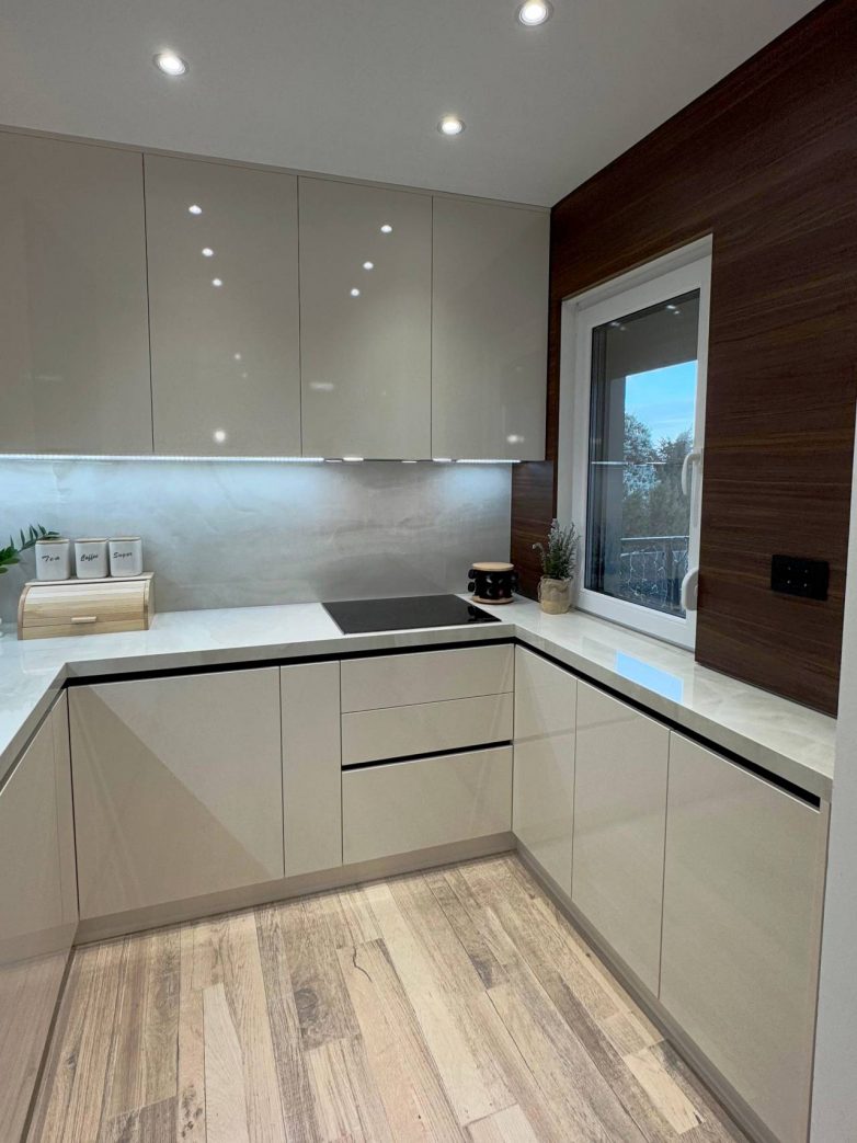 Kuhinja sa kombinacijom medijapana na frontovima i univera u korpusima elemenata