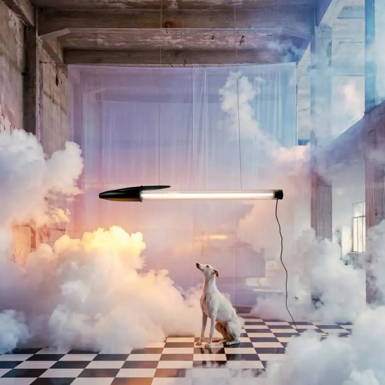 Seletti Bic Lamp viseća lampa u obliku Bic hemijske olovke u scenografskom prostoru