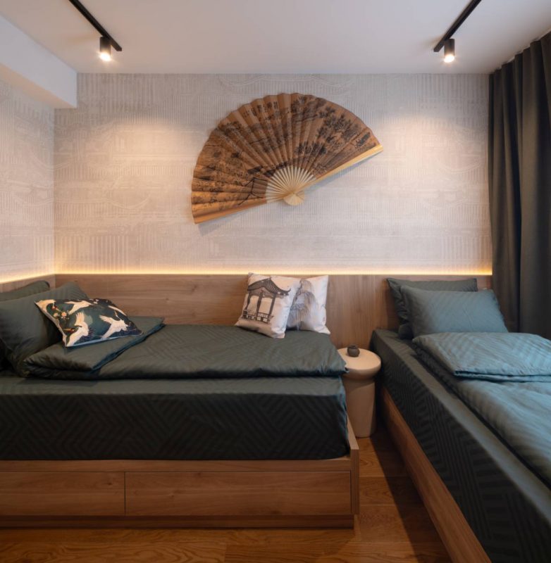 Niski ležajevi u spavaćoj sobi stana na Dorćolu sa japanskim detaljima, toplim drvetom i ambijentalnim osvetljenjem